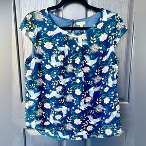 Beautiful Lily White blouse w/bird print and gold detailing at the top, M